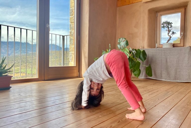Yoga para niñas y niños yoga en familia Casa Cuadrau